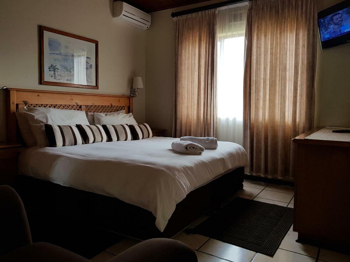 Port Edward Holiday Resort ภายนอก รูปภาพ