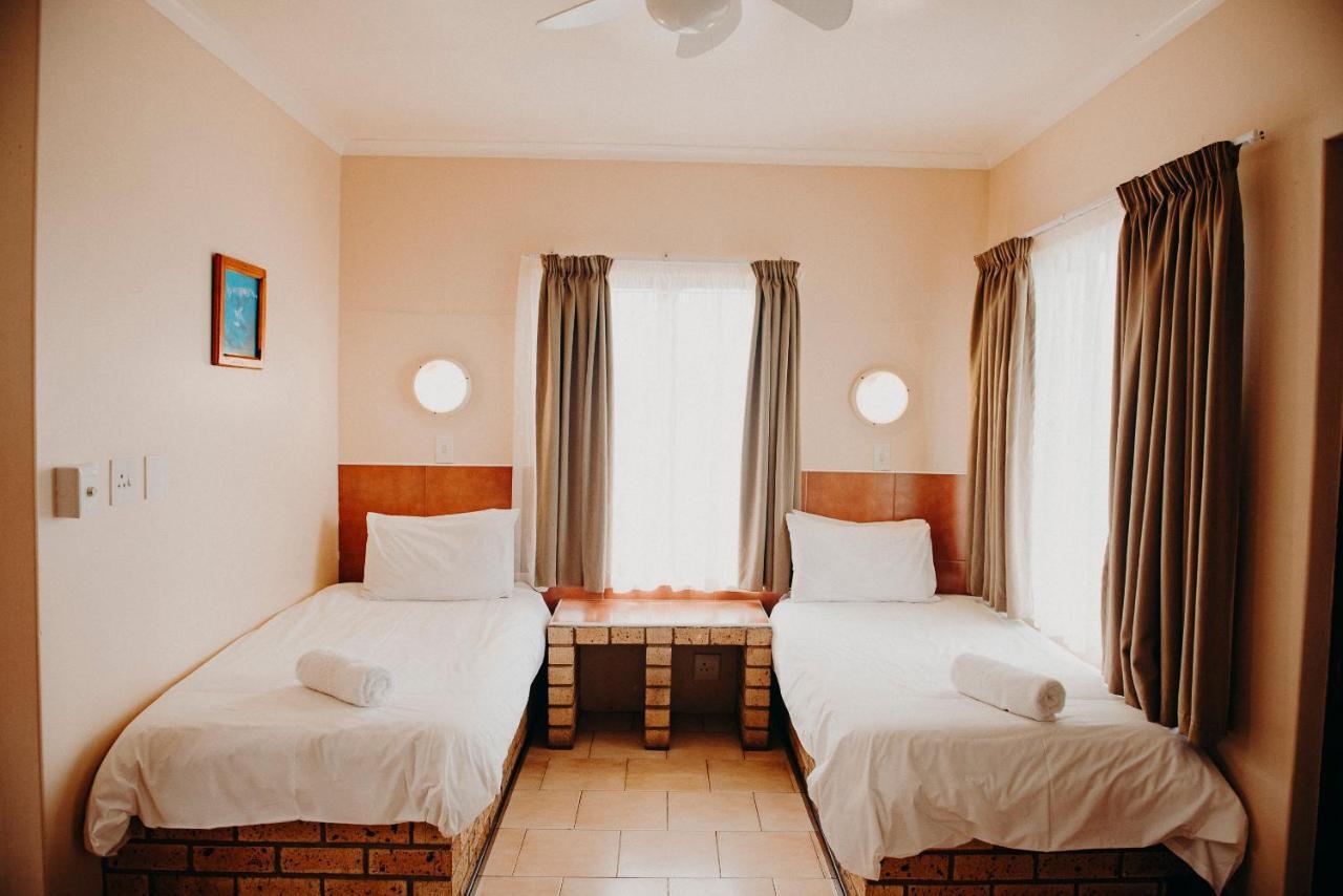 Port Edward Holiday Resort ภายนอก รูปภาพ