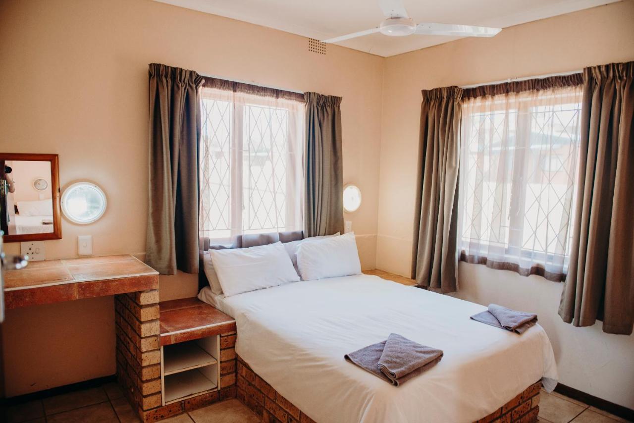 Port Edward Holiday Resort ภายนอก รูปภาพ